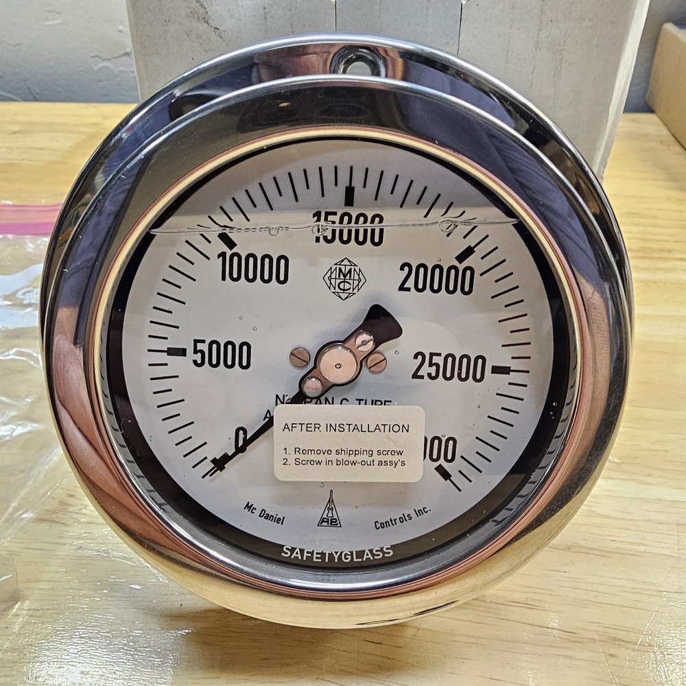 McDaniel Controls G30KP 1/4HPF Pressure Gauge 0-30000 PSI 1/4 HPF NIB Liquid